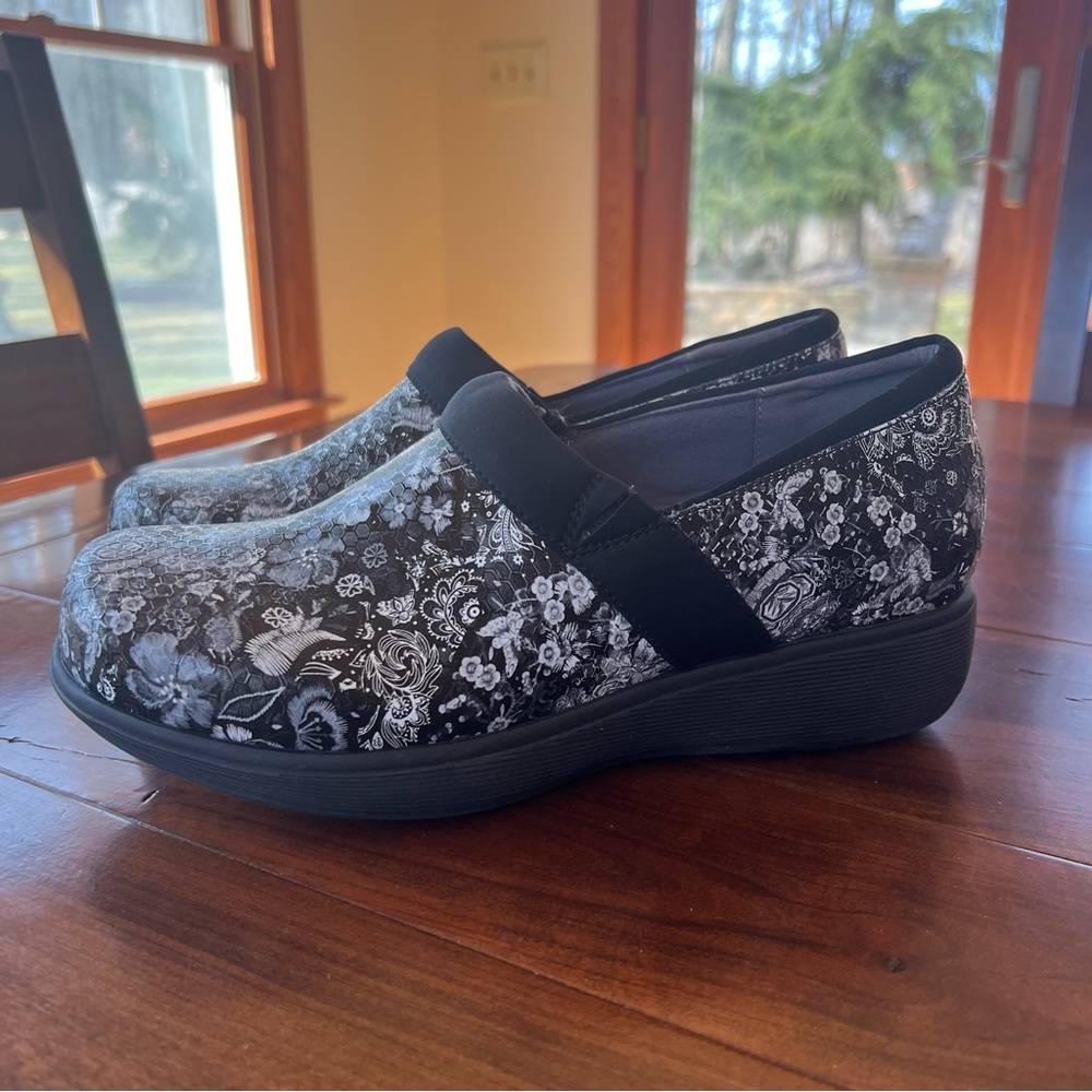 Softwalk Black Floral Meredith Work Clogs 9.5 Wide